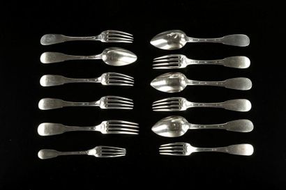Huit fourchettes et quatre cuillers en argent....