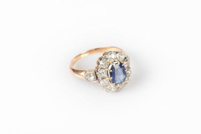 Bague en or de deux tons sertie d'un saphir...