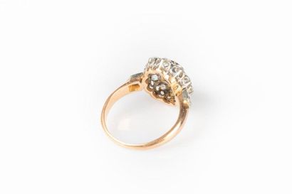Bague en or de deux tons sertie d'un saphir...