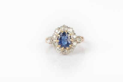 Bague en or de deux tons sertie d'un saphir...