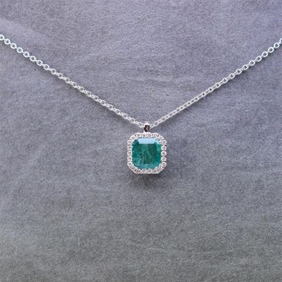 Pendentif en or blanc centré d'une émeraude...