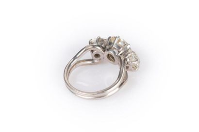 Bague en platine 850 millièmes, sertie d'un...