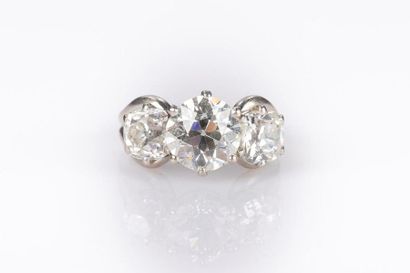 Bague en platine 850 millièmes, sertie d'un...