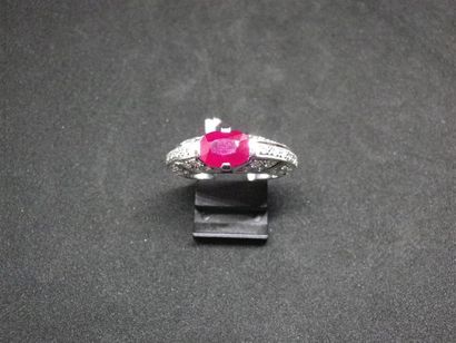 Bague en or gris sertie d'un rubis pesant...