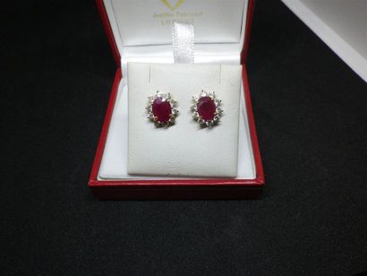 Paire de boucles d'oreilles en or serties...