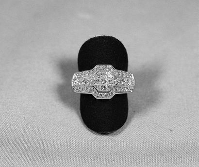Bague chevalière en or blanc sertie de 49...