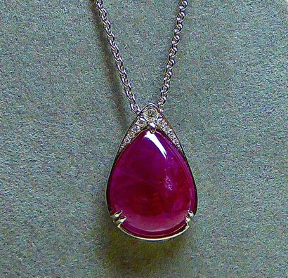 Pendentif en or blanc sur sa chaîne orné...