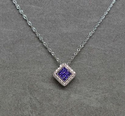 Pendentif de forme losange serti en son centre...