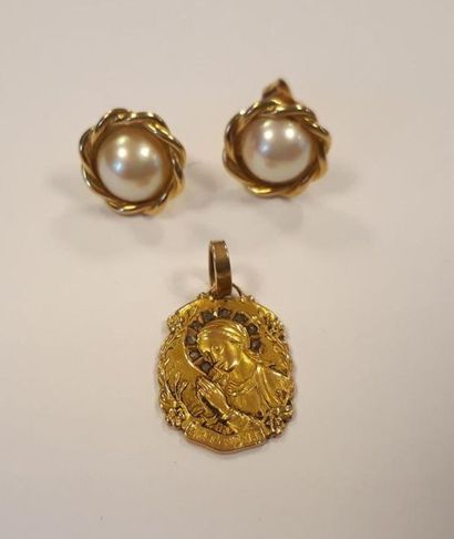 Médaille Vierge en or sertie de petites roses...