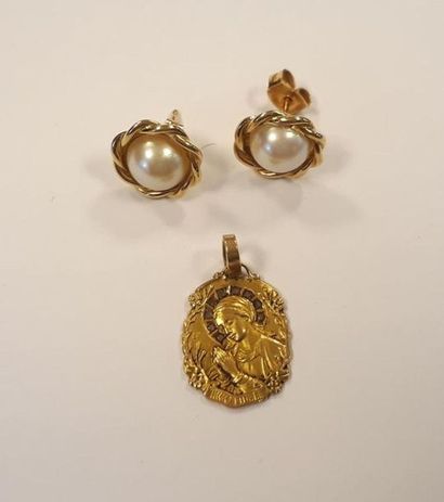 Médaille Vierge en or sertie de petites roses...