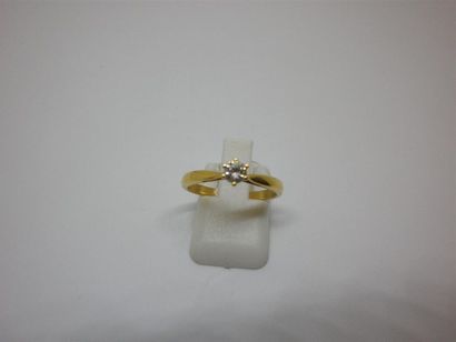 Bague solitaire en or sertie d'un diamant...