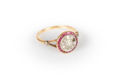 Bague en or de deux tons serti de diamants...