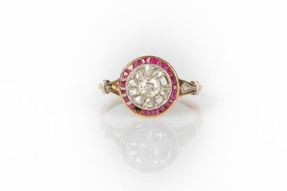 Bague en or de deux tons serti de diamants...