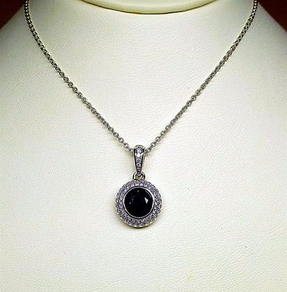 Pendentif or blanc soutenant un saphir naturel...