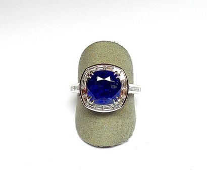 Bague en or blanc soutenant un important...