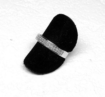 Alliance rail en or blanc sertie de diamants...