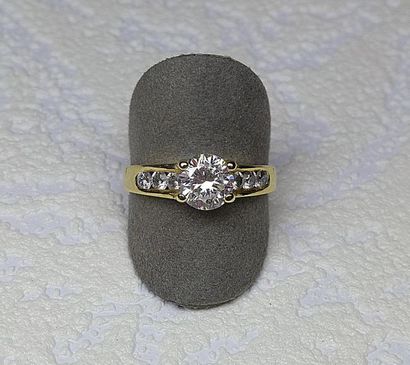 Bague en or jaune soutenant un oxyde de zirconium...
