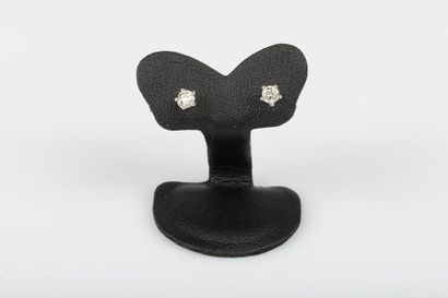 Paire de clous d'oreilles en or gris sertis...