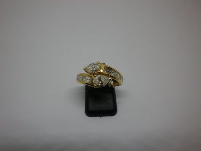 Bague en or sertie de deux diamants poires...