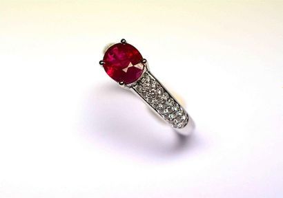 Bague en or blanc centrée d'un rubis naturel...