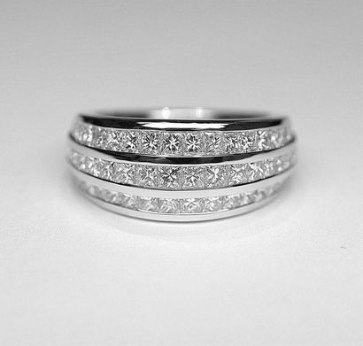Bague jonc joaillerie en or blanc 3 rangs...