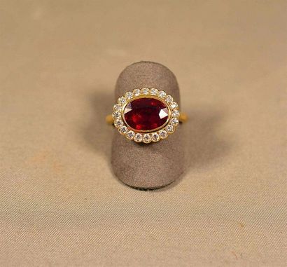 Bague en or jaune classique sertie d'un rubis...