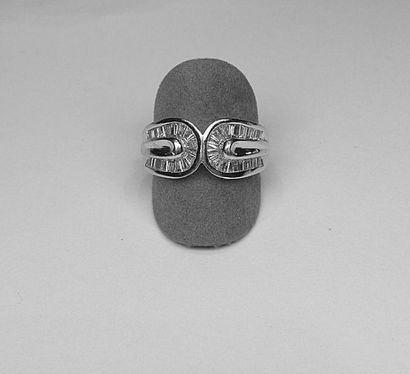 Bague or blanc double motifs arrondis sertis...