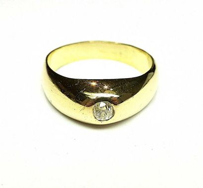 Importante bague jonc anglais en or jaune...