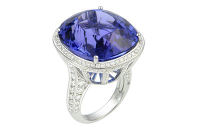 Bague haute joaillerie centrée d'une rare...