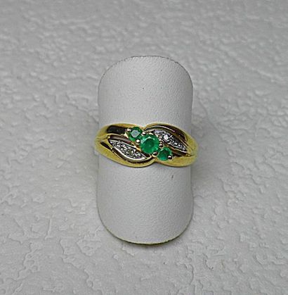 Bague bicolore sertie de 3 émeraudes de belle...