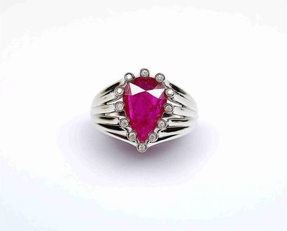 Bague en or blanc soutenant entre ses 14...