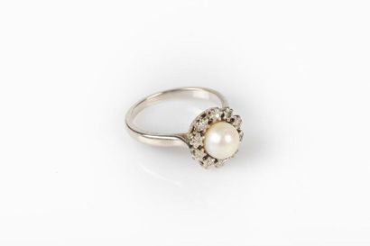 Bague en or gris sertie d'une perle de culture...