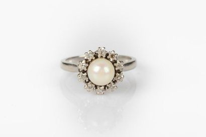 Bague en or gris sertie d'une perle de culture...