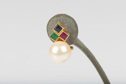 Paire de boucles d'oreilles en or serties...