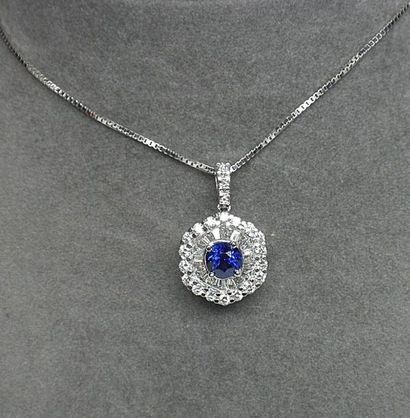 Pendentif en or blanc serti d'un saphir de...