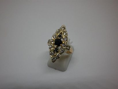 Bague marquise en or de deux tons sertie...