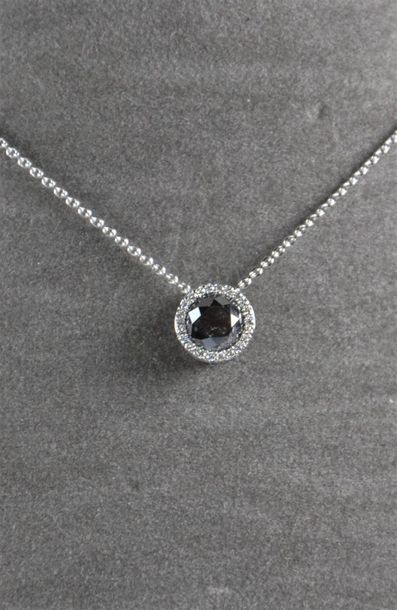 Pendentif en or blanc centré d'un diamant...