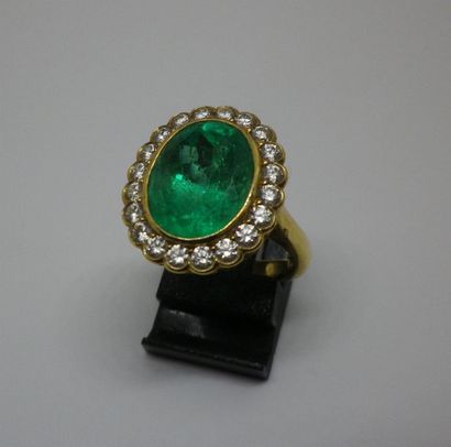 Bague en or sertie d'une émeraude ovale pesant...