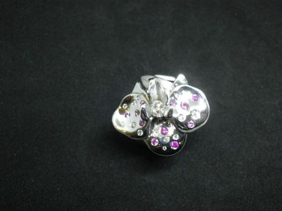 Bague en or gris à motif d'une fleur sertie...