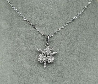 Pendentif en or blanc représentant 3 fleurs...