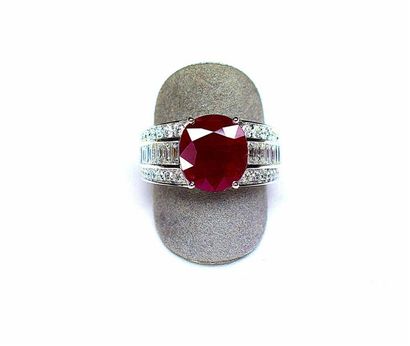 Bague en or blanc sertie 4 griffes d'un rubis...