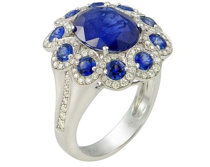 Bague en or blanc 4 griffes d'un saphir ovale...