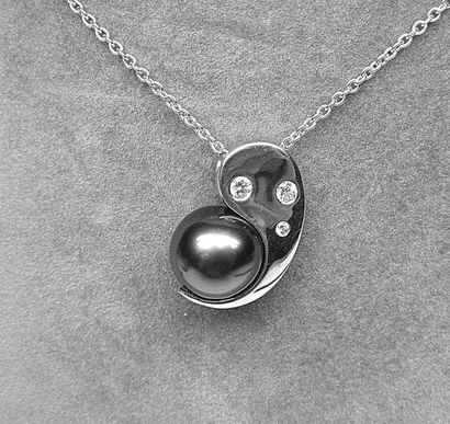 Pendentif en or blanc soutenant une perle...