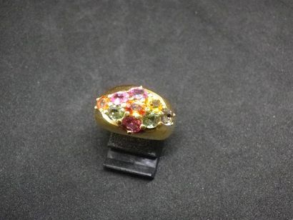 Bague jonc en or sertie de 9 saphirs multicolores...