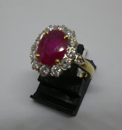 Bague en or de deux tons sertie d'un rubis...