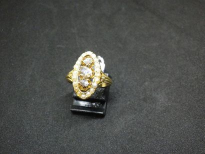 Bague marquise en or sertie de trois roses...