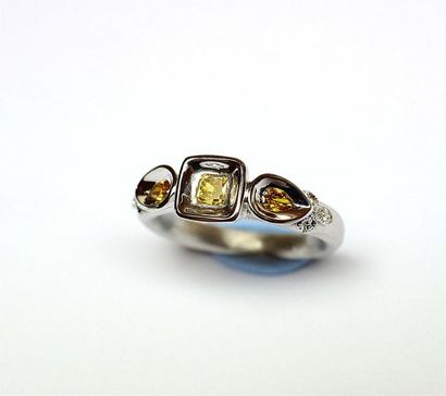 Bague en or blanc brossé serti par 3 diamants...