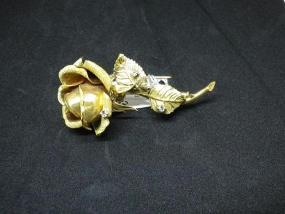 Broche en or à motif d'une rose sertie de...