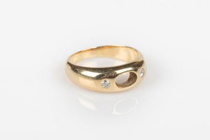 Bague jonc en or sertie de deux petits diamants,...