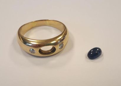 Bague jonc en or sertie de deux petits diamants,...